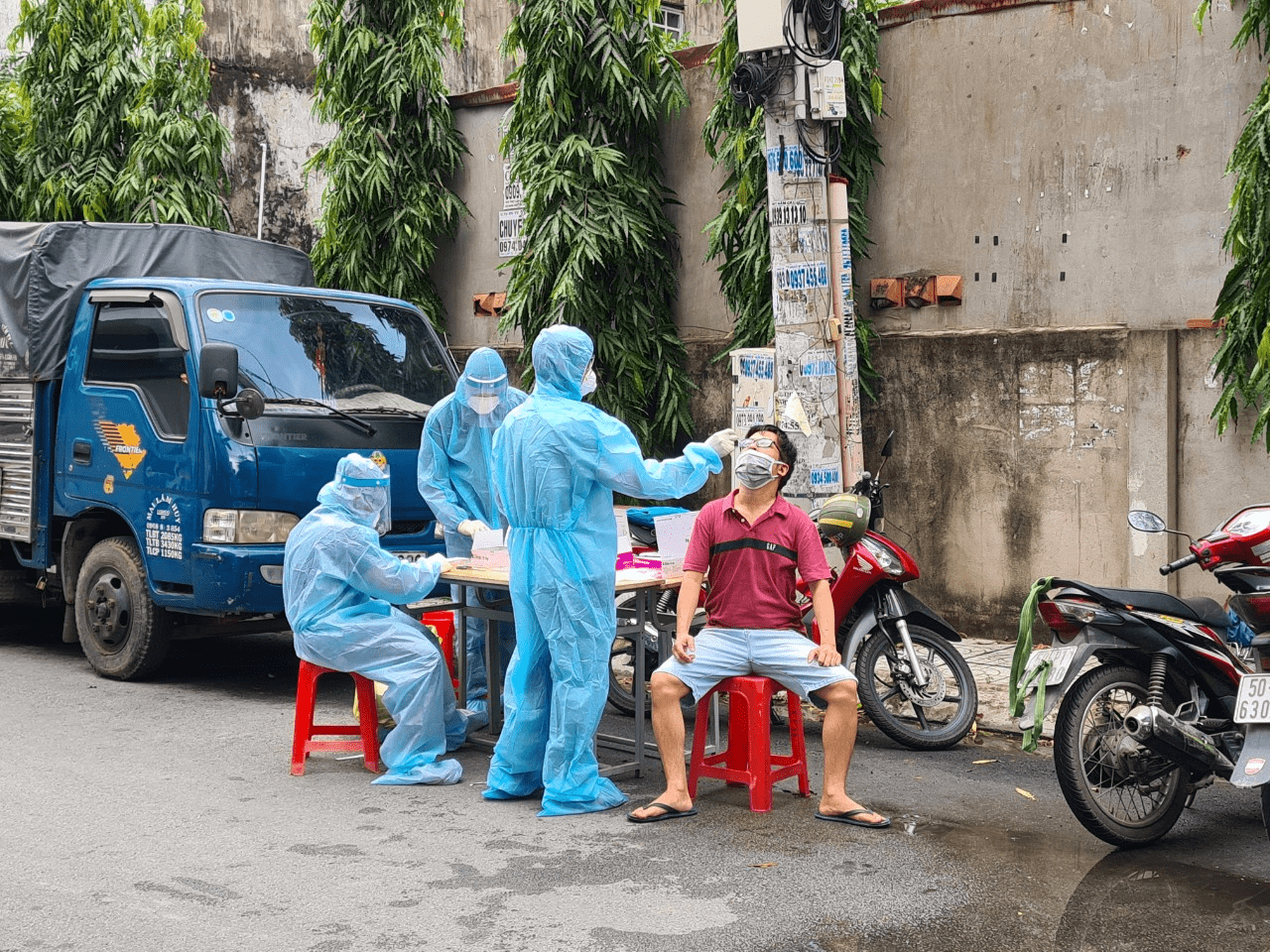 PHƯỜNG 15 THỰC HIỆN LẤY MẪU TEST NHANH TẦM SOÁT COVID-19 TẠI ĐƯỜNG CỐNG LỞ VÀ TÂN TRỤ